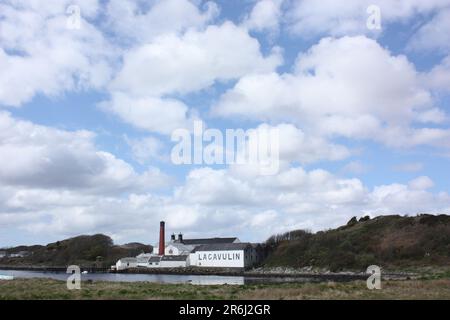 Blick auf die Lagavulin Whisky-Destillerie an der Südküste der Insel Islay, Schottland. Das Bild wurde um 2pm Uhr aufgenommen. Stockfoto