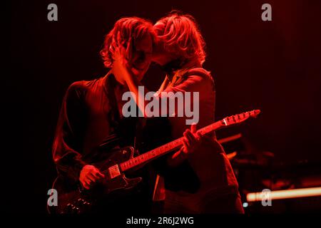 Porto, Portugal. 09. Juni 2023. Jason Falkner wird mit St. Vincent, während er auf der Bühne im Primavera Sound in Porto vorspielte. Kredit: SOPA Images Limited/Alamy Live News Stockfoto