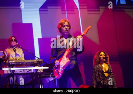 Porto, Portugal. 09. Juni 2023. Jason Falkner wird mit St. Vincent, während er auf der Bühne im Primavera Sound in Porto vorspielte. Kredit: SOPA Images Limited/Alamy Live News Stockfoto