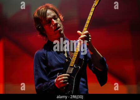 Porto, Portugal. 09. Juni 2023. Jason Falkner wird gesehen, wie er mit St. Vincent, als er sich auf der Bühne im Primavera Sound in Porto vorstellte. (Foto: Diogo Baptista/SOPA Images/Sipa USA) Guthaben: SIPA USA/Alamy Live News Stockfoto