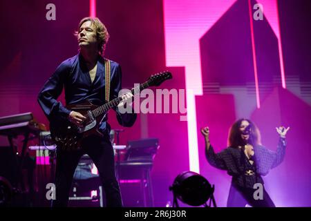 Porto, Portugal. 09. Juni 2023. Jason Falkner wird gesehen, wie er mit St. Vincent, als er sich auf der Bühne im Primavera Sound in Porto vorstellte. (Foto: Diogo Baptista/SOPA Images/Sipa USA) Guthaben: SIPA USA/Alamy Live News Stockfoto