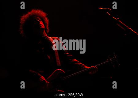 Porto, Portugal. 09. Juni 2023. Justin Meldal-Johnsen wird mit St. gesehen Vincent, während er auf der Bühne im Primavera Sound in Porto vorspielte. (Foto: Diogo Baptista/SOPA Images/Sipa USA) Guthaben: SIPA USA/Alamy Live News Stockfoto