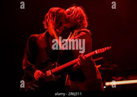 Porto, Portugal. 09. Juni 2023. Jason Falkner wird mit St. Vincent, während er auf der Bühne im Primavera Sound in Porto vorspielte. (Foto: Diogo Baptista/SOPA Images/Sipa USA) Guthaben: SIPA USA/Alamy Live News Stockfoto