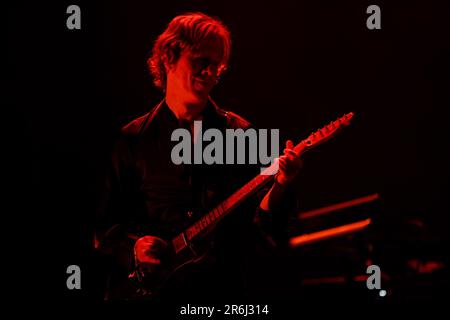 Porto, Portugal. 09. Juni 2023. Jason Falkner wird gesehen, wie er mit St. Vincent, als er sich auf der Bühne im Primavera Sound in Porto vorstellte. (Foto: Diogo Baptista/SOPA Images/Sipa USA) Guthaben: SIPA USA/Alamy Live News Stockfoto