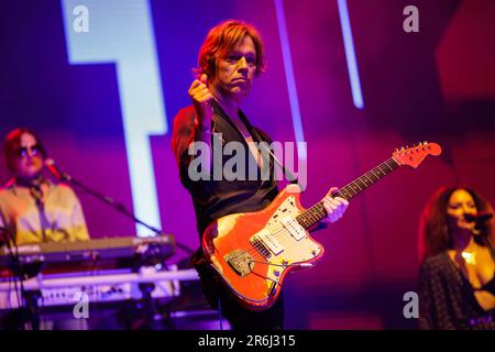 Porto, Portugal. 09. Juni 2023. Jason Falkner wird mit St. Vincent, während er auf der Bühne im Primavera Sound in Porto vorspielte. (Foto: Diogo Baptista/SOPA Images/Sipa USA) Guthaben: SIPA USA/Alamy Live News Stockfoto