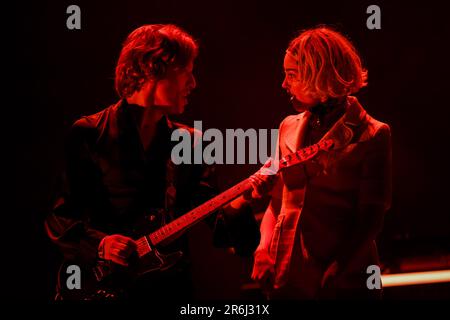 Porto, Portugal. 09. Juni 2023. Jason Falkner wird gesehen, wie er mit St. Vincent, als er sich auf der Bühne im Primavera Sound in Porto vorstellte. (Foto: Diogo Baptista/SOPA Images/Sipa USA) Guthaben: SIPA USA/Alamy Live News Stockfoto
