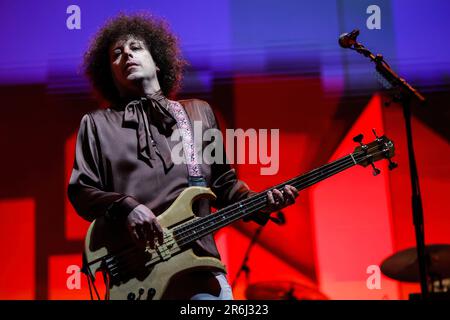 Porto, Portugal. 09. Juni 2023. Justin Meldal-Johnsen wird mit St. gesehen Vincent, während er auf der Bühne im Primavera Sound in Porto vorspielte. (Foto: Diogo Baptista/SOPA Images/Sipa USA) Guthaben: SIPA USA/Alamy Live News Stockfoto