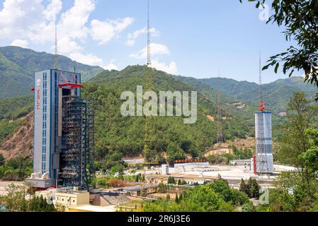 XICHANG, CHINA - 30. MAI 2023 - das Xichang Satellite Launch Center und die Starttürme Nr. 2 (rechts) und Nr. 3 (links) stehen in der Ferne in Xichang Stockfoto