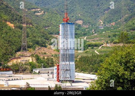 XICHANG, CHINA - 30. MAI 2023 - der Launch Tower 2 steht am Xichang Satellite Launch Center in Xichang, Provinz Sichuan, China, 30. Mai 2023. Xi Stockfoto