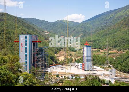 XICHANG, CHINA - 30. MAI 2023 - das Xichang Satellite Launch Center und die Starttürme Nr. 2 (rechts) und Nr. 3 (links) stehen in der Ferne in Xichang Stockfoto