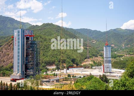 XICHANG, CHINA - 30. MAI 2023 - das Xichang Satellite Launch Center und die Starttürme Nr. 2 (rechts) und Nr. 3 (links) stehen in der Ferne in Xichang Stockfoto