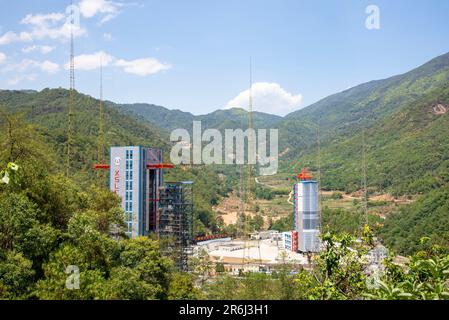 XICHANG, CHINA - 30. MAI 2023 - das Xichang Satellite Launch Center und die Starttürme Nr. 2 (rechts) und Nr. 3 (links) stehen in der Ferne in Xichang Stockfoto