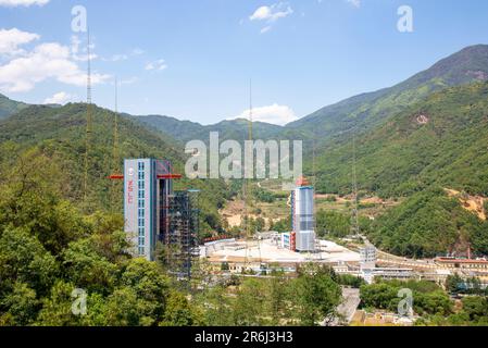 XICHANG, CHINA - 30. MAI 2023 - das Xichang Satellite Launch Center und die Starttürme Nr. 2 (rechts) und Nr. 3 (links) stehen in der Ferne in Xichang Stockfoto