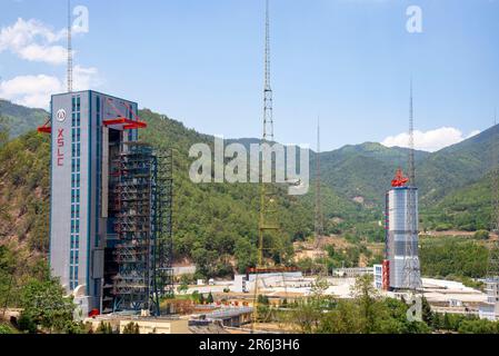 XICHANG, CHINA - 30. MAI 2023 - das Xichang Satellite Launch Center und die Starttürme Nr. 2 (rechts) und Nr. 3 (links) stehen in der Ferne in Xichang Stockfoto