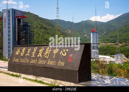 XICHANG, CHINA - 30. MAI 2023 - das Xichang Satellite Launch Center und die Starttürme Nr. 2 (rechts) und Nr. 3 (links) stehen in der Ferne in Xichang Stockfoto