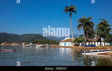 Blick auf das Ufer der historischen Stadt Paraty und die Berge des Atlantischen Waldes an einem sonnigen Tag, Brasilien, UNESCO-Weltkulturerbe Stockfoto