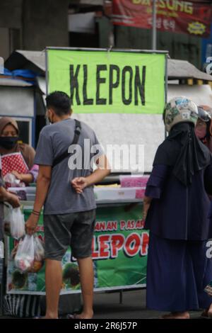 Der Kleponverkäufer im Food Court auf dem traditionellen Markt. Klepon ist ein traditionelles indonesisches Essen Stockfoto