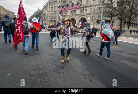 Fotos vom sechsten Januar Protest am Capitol-Gebäude, das 4 Todesopfer forderte. Demonstranten stürmten das erste Gerüst und brachen trotz Widerstand von Offizieren, darunter Tränengas, in das Gebäude ein. Einige Gewalttäter wurden identifiziert und festgenommen. Stockfoto