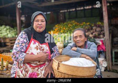 Salatiga, Indonesien - 22. Mai 2023: Menschen auf dem Frischmarkt in Salatiga, Indonesien. Stockfoto