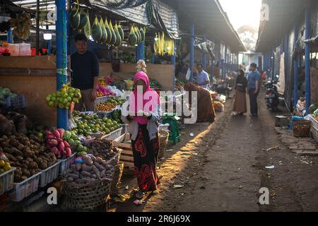 Salatiga, Indonesien - 22. Mai 2023: Menschen auf dem Frischmarkt in Salatiga, Indonesien. Stockfoto