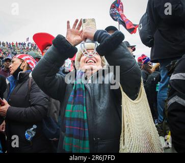 Fotos vom sechsten Januar Protest am Capitol-Gebäude, das 4 Todesopfer forderte. Demonstranten stürmten das erste Gerüst und brachen trotz Widerstand von Offizieren, darunter Tränengas, in das Gebäude ein. Einige Gewalttäter wurden identifiziert und festgenommen. Stockfoto