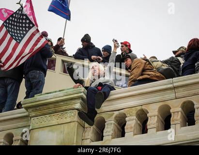 Fotos vom sechsten Januar Protest am Capitol-Gebäude, das 4 Todesopfer forderte. Demonstranten stürmten das erste Gerüst und brachen trotz Widerstand von Offizieren, darunter Tränengas, in das Gebäude ein. Einige Gewalttäter wurden identifiziert und festgenommen. Stockfoto