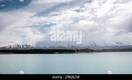 Eine malerische Landschaft im Hintergrund des Aoraki Mount Cook - Lake Pukaki mit blauem Himmel und Wolken, Südinsel, Neuseeland. Blick vom Mount Cook Alpine Salmon Stockfoto