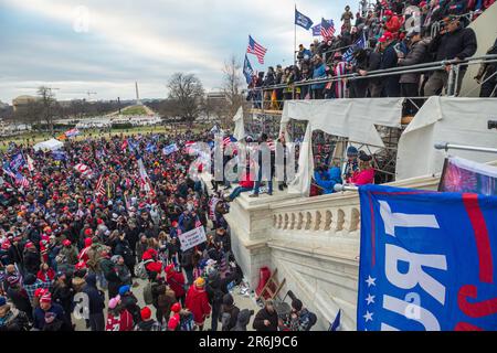 Fotos vom sechsten Januar Protest am Capitol-Gebäude, das 4 Todesopfer forderte. Demonstranten stürmten das erste Gerüst und brachen trotz Widerstand von Offizieren, darunter Tränengas, in das Gebäude ein. Einige Gewalttäter wurden identifiziert und festgenommen. Stockfoto