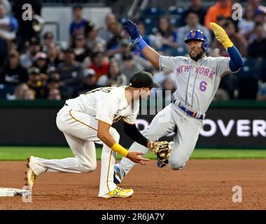 Pittsburgh, Usa. 09. Juni 2023. Pittsburgh Pirates Shortstop Tucupita Marcano (30) tritt am Freitag, den 9. Juni 2023 in Pittsburgh im sechsten Inning im PNC Park auf den New York Mets Right Fielder Starling Marte (6). Foto: Archie Carpenter/UPI Credit: UPI/Alamy Live News Stockfoto