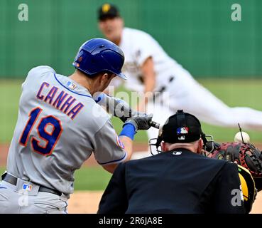 Pittsburgh, Usa. 09. Juni 2023. Pittsburgh Pirates Linkshänder Pitcher Rich Hill (44) schlägt am Freitag, den 9. Juni 2023 in Pittsburgh, im zweiten Inning im PNC Park den New York Mets-Linksfeldspieler Mark Canha (19). Foto: Archie Carpenter/UPI Credit: UPI/Alamy Live News Stockfoto