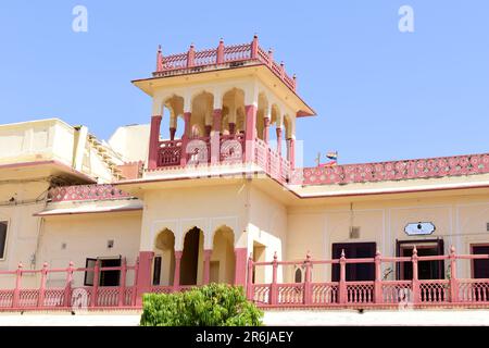 Nahaufnahme eines Gebäudes im ersten Innenhof des Stadtpalastes, Jaipur. Stockfoto