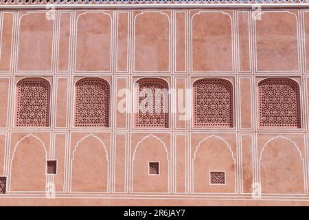 Nahaufnahme einer Mauer im zweiten Innenhof des Stadtpalastes, Jaipur. Stockfoto