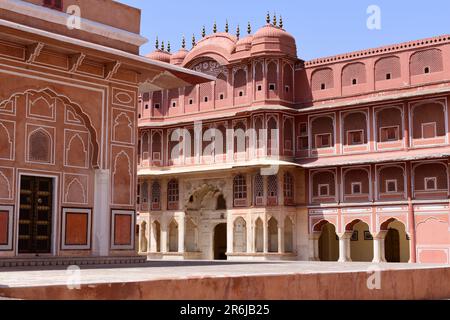 Blick auf Diwan-e-Khas im Vordergrund und Ridhi Sidhi Pol im Hintergrund. Stockfoto