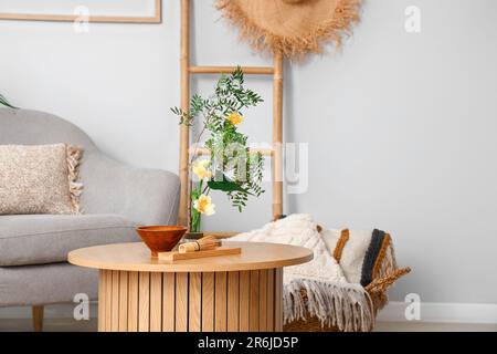 Wunderschönes Ikebana auf dem Couchtisch im Wohnzimmer Stockfoto