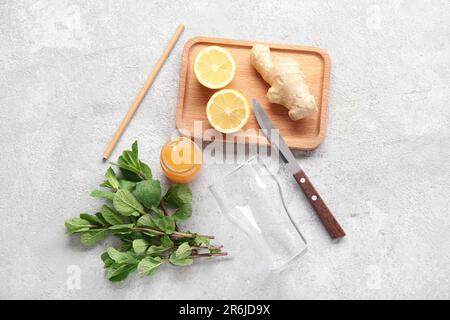 Glas mit Zitronen, Minze und Ingwer auf grunge-grauem Hintergrund Stockfoto