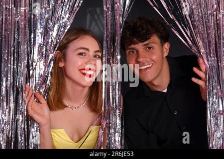 Ein wunderschönes Paar auf dem Abschlussball Stockfoto