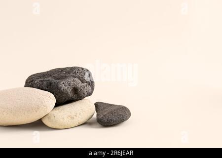 Dekorative Steine auf beigefarbenem Hintergrund Stockfoto
