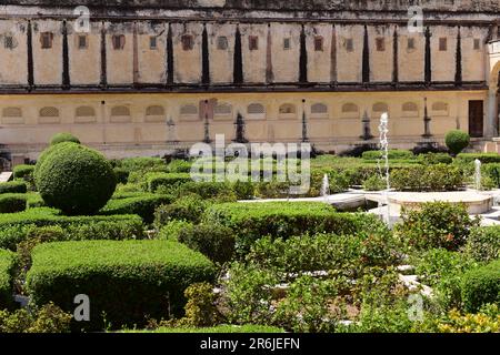 Char Bagh befindet sich im dritten Innenhof von Fort Amer. Stockfoto