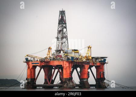 Aktenfoto vom 23.09/21 einer Bohrinsel, die im Cromarty Firth, Invergordon, vor Anker liegt, während Hunderte von Demonstranten an Stränden hinabsteigen und am Samstag über Schottland ins Meer fahren, um gegen die geplante Erschließung des Öl- und Gasfeldes Rosebank zu protestieren. Stockfoto