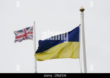 Aktenfoto vom 06.05/22, unter der Flagge der Ukraine und der Union. Ein Fonds der britischen Regierung in Höhe von £150 Mio. €, um Ukrainern bei der Heimkehr zu helfen und die Sponsoring-Vereinbarungen fortzusetzen, wurde angekündigt. Stockfoto