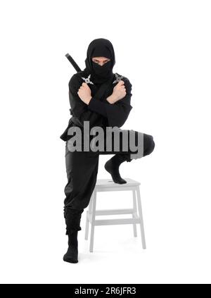 Männlicher Ninja mit Shurikens auf weißem Hintergrund Stockfoto