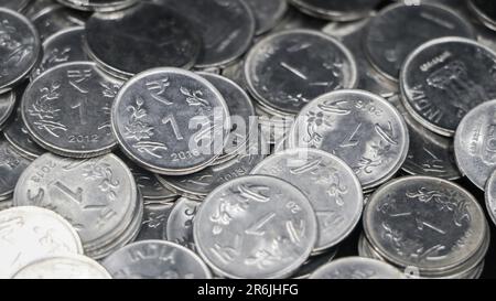 Eine große Sammlung von glänzenden 1- oder 1-Rupien-Silber-indianer-Münzen auf einem unordentlichen Stapel Stockfoto