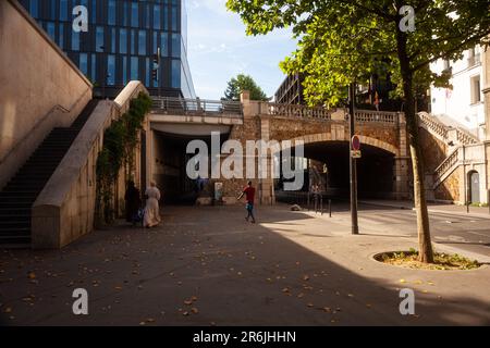 Paris, Frankreich - Juli 13: Menschen, die in der Rue du Chevaleret spazieren gehen. Quartier de la Gare, 13. Arrondissement am 13. Juli 2022 Stockfoto