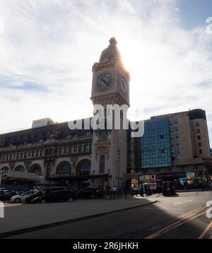 Paris, Frankreich - Juli 14: Blick auf den Glockenturm des Gare de Lyon in Paris am 14. Juli 2022 Stockfoto