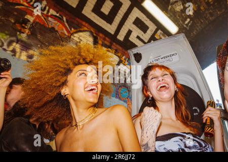 London, Großbritannien, Shoreditch, 9. Mai 2023, Save Our Scene veranstaltet einen geheimen Rave in Shoreditch in Fleet Street Hill mit dem Künstler Issey Cross Ehimetalor Unuabona/Alamy Live News Stockfoto