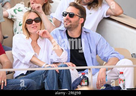 Paris, Frankreich. 09. Juni 2023. Ana Girardot nimmt am 9. Juni 2023 bei Roland Garros an den French Open 2023 in Paris Teil. Foto: Laurent Zabulon/ABACAPRESS.COM Kredit: Abaca Press/Alamy Live News Stockfoto