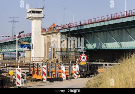 NUMANSDORP - die Haringvliet-Brücke an der Autobahn A29 ist für einen Zeitraum von acht Wochen wegen umfangreicher Wartungsarbeiten an der Brücke für den gesamten Verkehr gesperrt. Rijkswaterstaat ersetzt das Brückenventil, den Bewegungsmechanismus und alle technischen Systeme. ANP JEFFREY GROENEWEG netherlands Out - belgium Out Credit: ANP/Alamy Live News Stockfoto