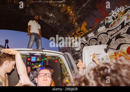 London, Großbritannien, Shoreditch, 9. Mai 2023, Save Our Scene veranstaltet einen geheimen Rave in Shoreditch in Fleet Street Hill mit dem Künstler Issey Cross Ehimetalor Unuabona/Alamy Live News Stockfoto