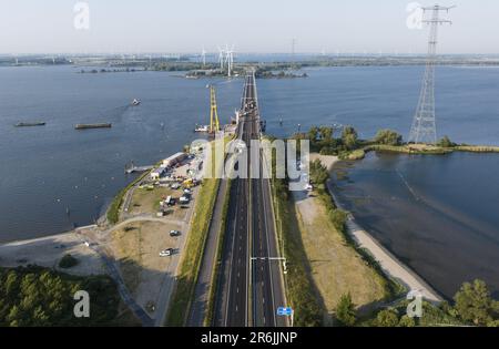 NUMANSDORP - die Haringvliet-Brücke an der Autobahn A29 ist für einen Zeitraum von acht Wochen wegen umfangreicher Wartungsarbeiten an der Brücke für den gesamten Verkehr gesperrt. Rijkswaterstaat ersetzt das Brückenventil, den Bewegungsmechanismus und alle technischen Systeme. ANP JEFFREY GROENEWEG netherlands Out - belgium Out Credit: ANP/Alamy Live News Stockfoto