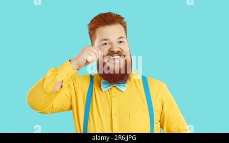 Porträt eines lächelnden Rothaarigen mit Schnurrbart Stockfoto